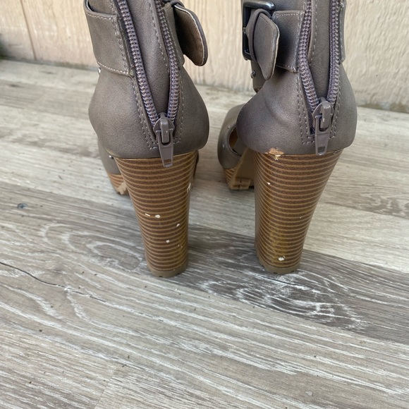 Very confortable  only wore 2 times has some scratches on the heel - Picture 2 of 2